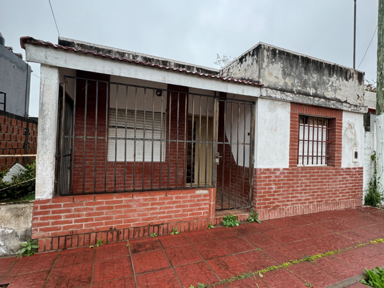 CASA A ACONDICIONAR ZONA AV. DON BOSCO Y RONDEAU