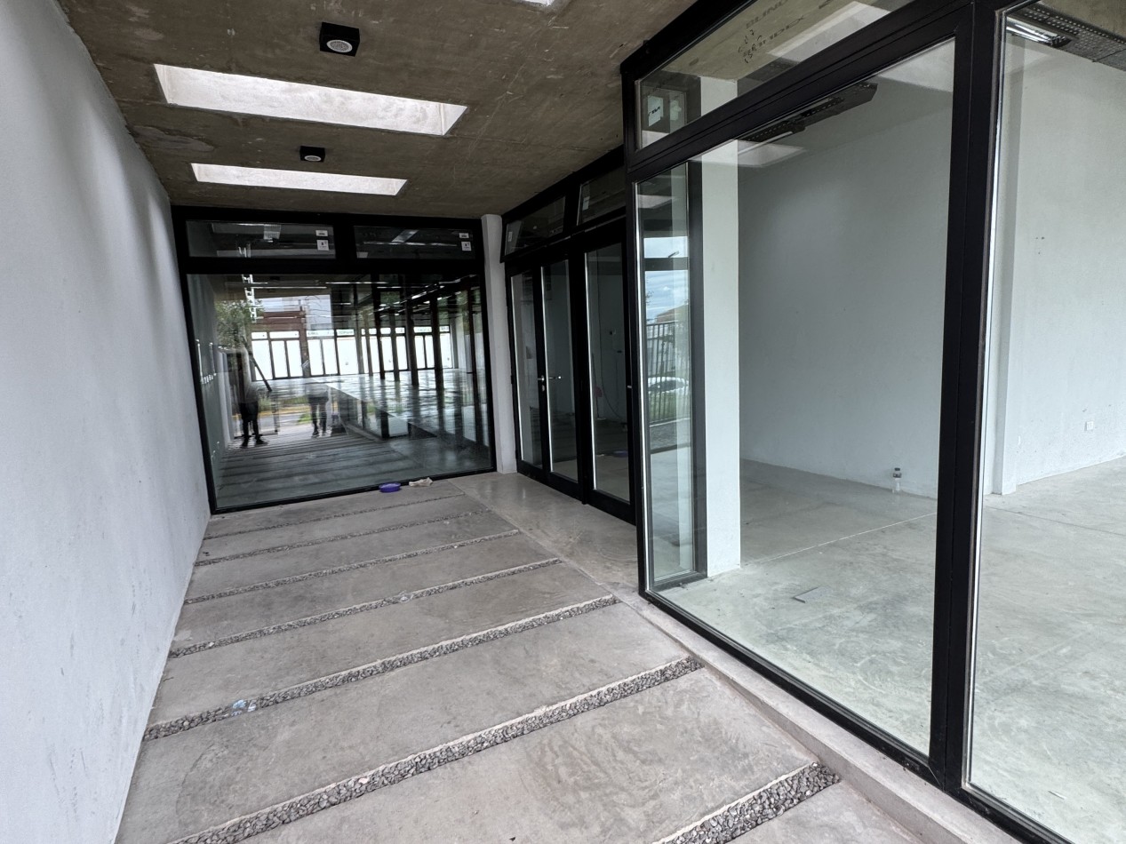 INVERSORES SE VENDE SALON EN ORO VERDE