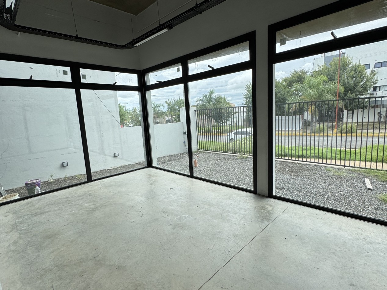 INVERSORES SE VENDE SALON EN ORO VERDE