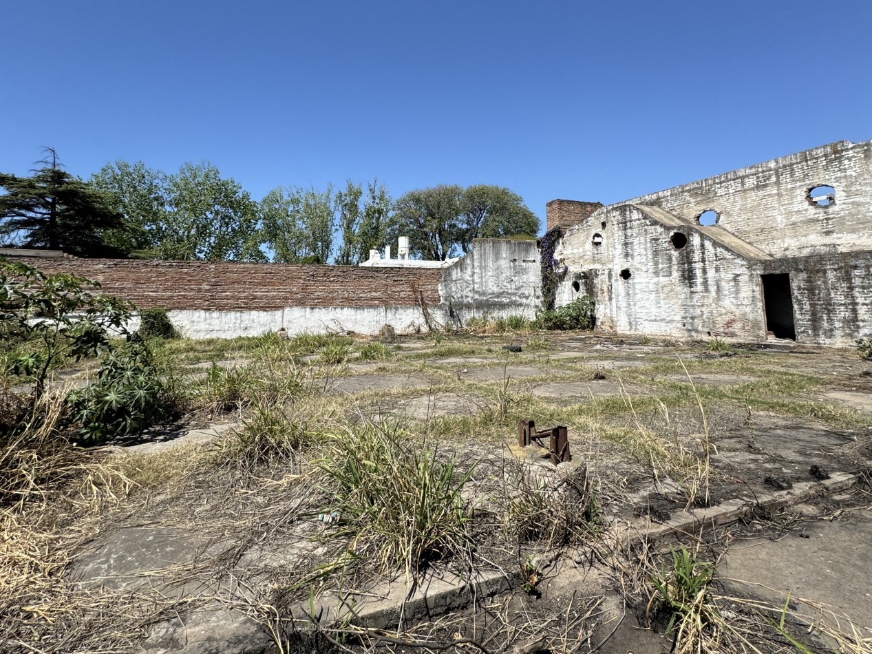 VENTA - AMPLIO TERRENO SOBRE AV. ALMAFUERTE