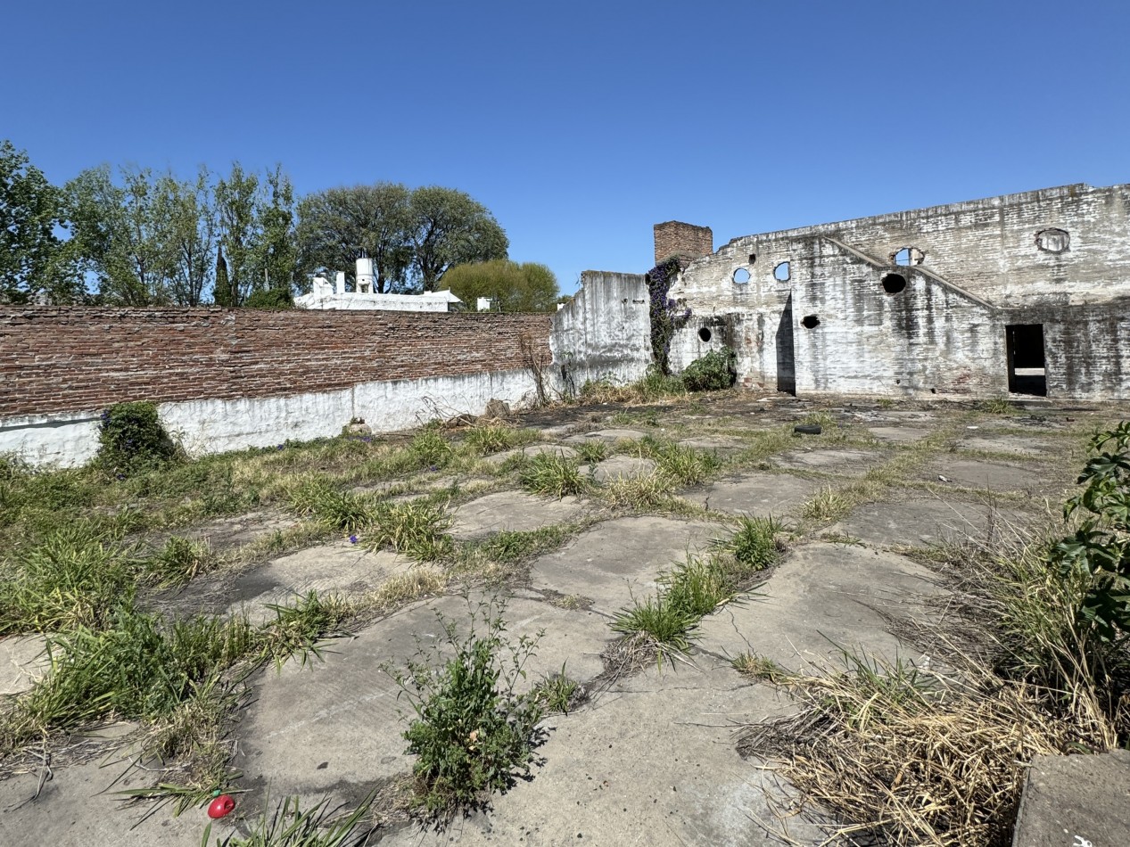 VENTA - AMPLIO TERRENO SOBRE AV. ALMAFUERTE