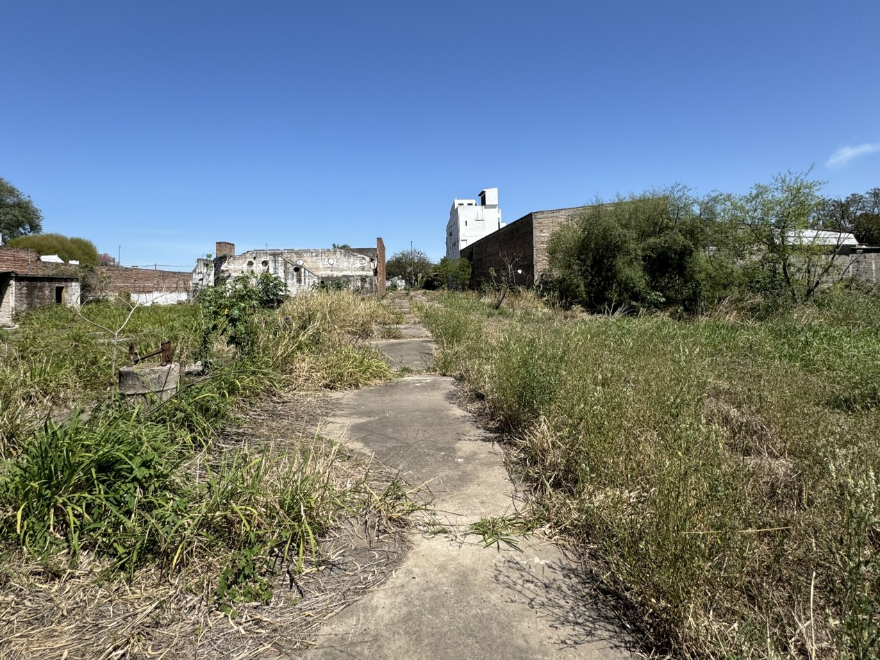 VENTA - AMPLIO TERRENO SOBRE AV. ALMAFUERTE
