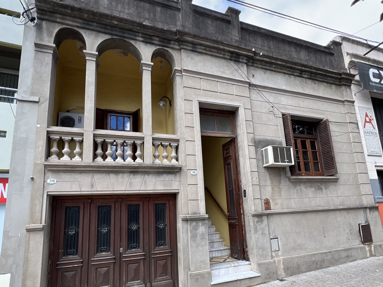 CASA CENTRICA CALLE LA RIOJA Y URUGUAY
