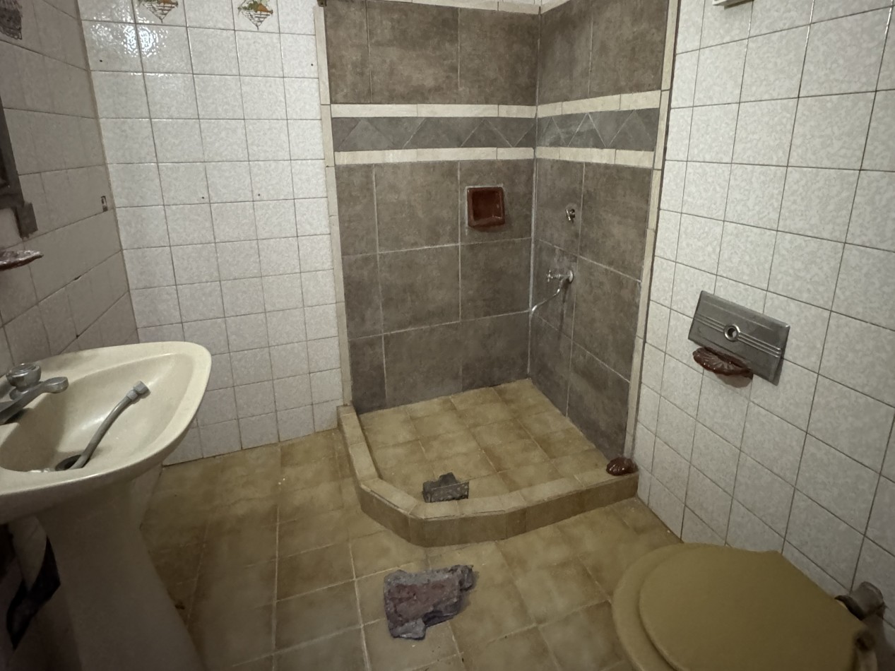 EN VENTA CASA A REFACCIONAR - ZONA DON BOSCO Y 3 DE FEBRERO