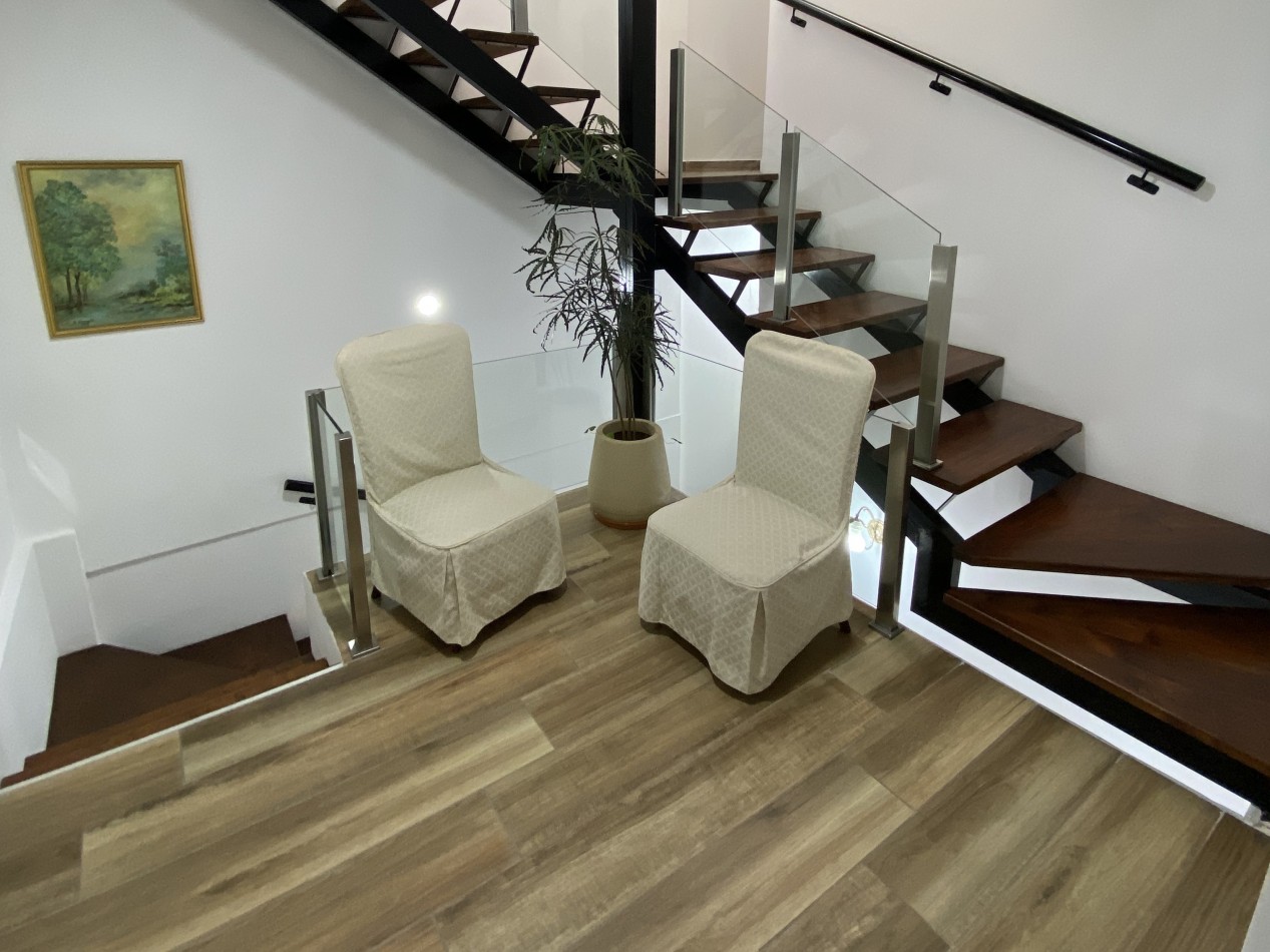 Casa moderna en zona centro de Parana - Tres plantas y terraza