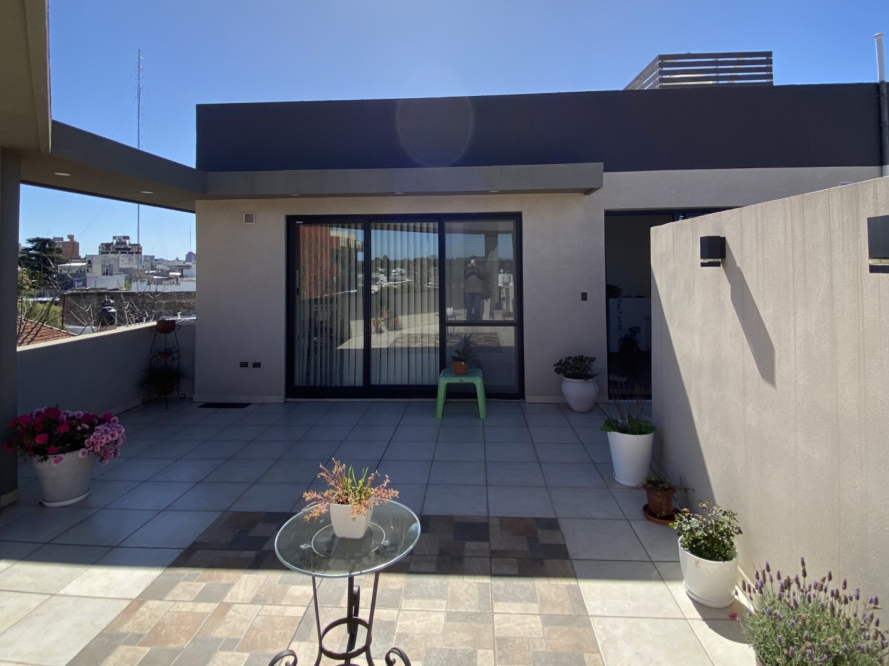 Casa moderna en zona centro de Parana - Tres plantas y terraza