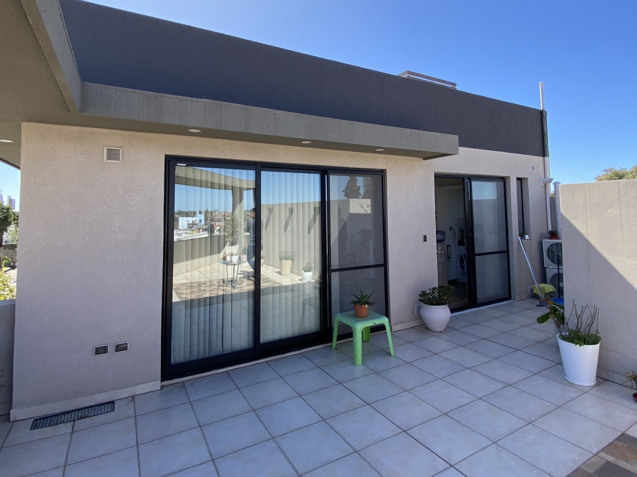 Casa moderna en zona centro de Parana - Tres plantas y terraza