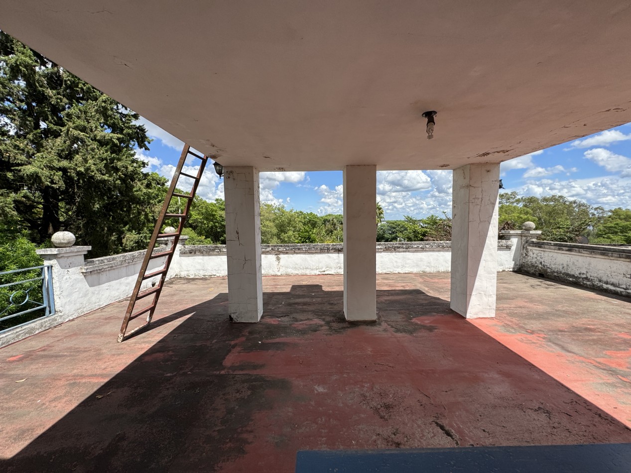 Casa con vista al rio y pileta | A refaccionar | - Frente al camping en Villa Urquiza, Entre Rios