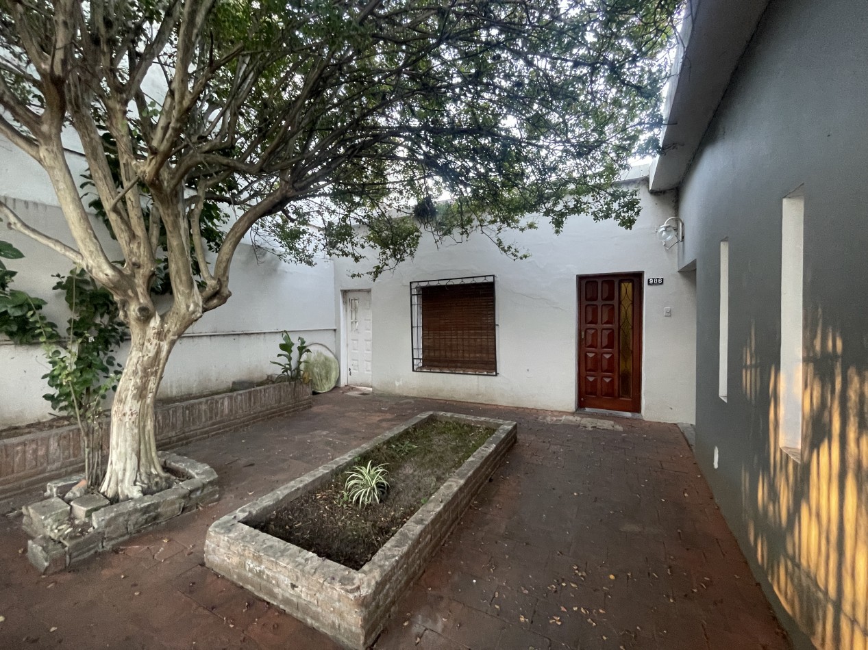 Casa de 2 dormitorios apta credito hipotecario con patio y cochera - Parana