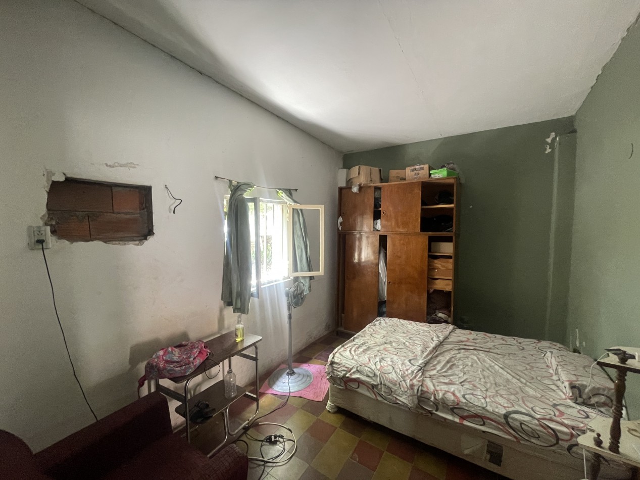Casa de 2 dormitorios a refaccionar con patio y cochera - San Benito