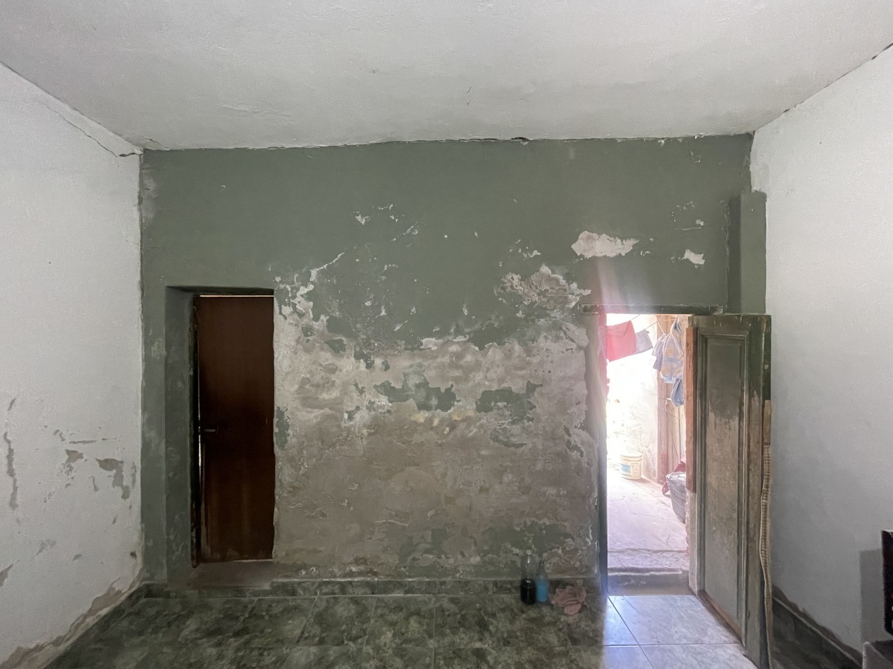 Casa de 2 dormitorios a refaccionar con patio y cochera - San Benito