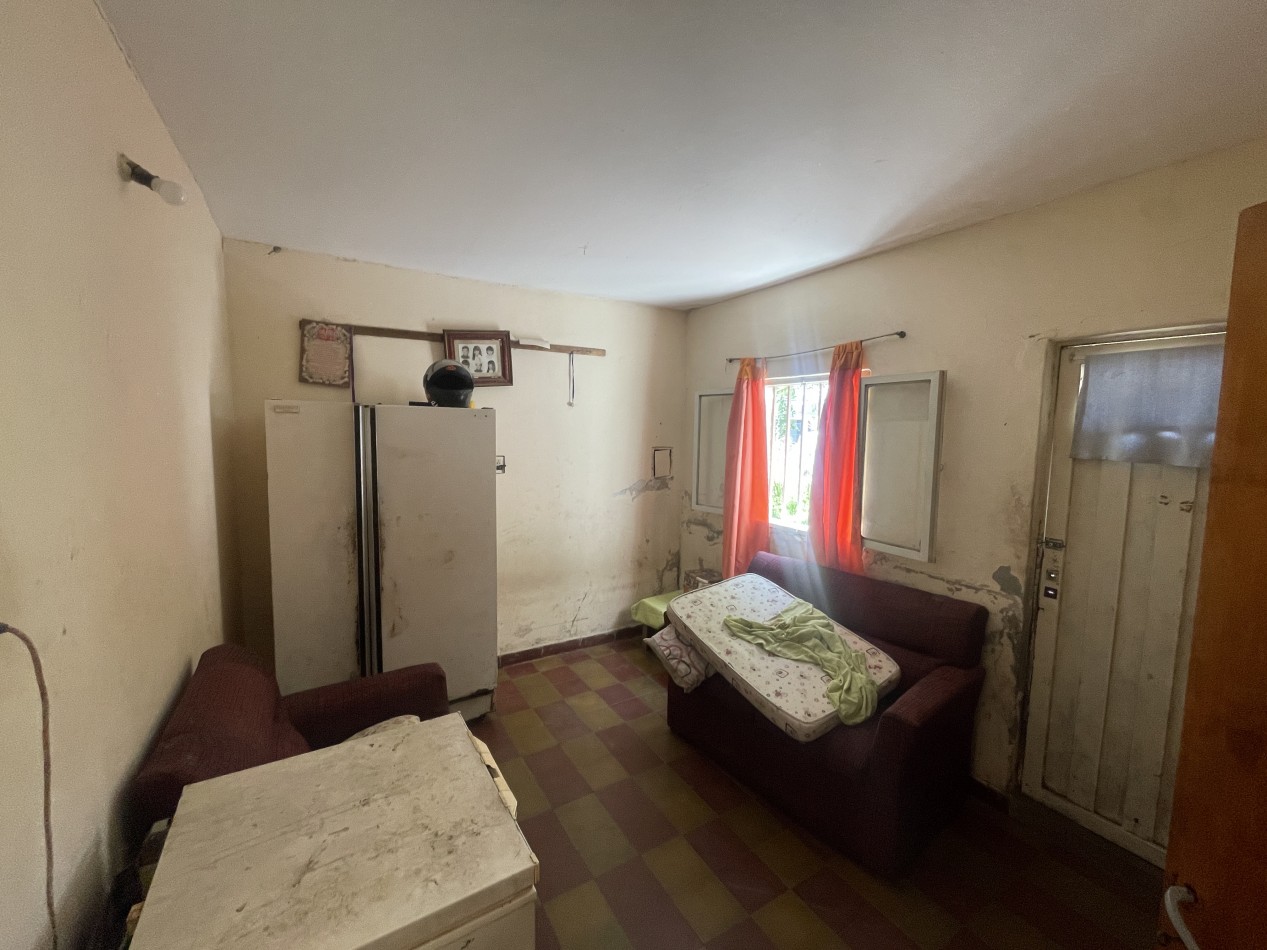 Casa de 2 dormitorios a refaccionar con patio y cochera - San Benito