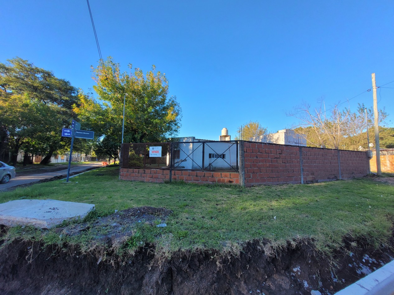 Casa de 2 dormitorios apta credito en esquina - Terreno amplio en Colonia Avellaneda