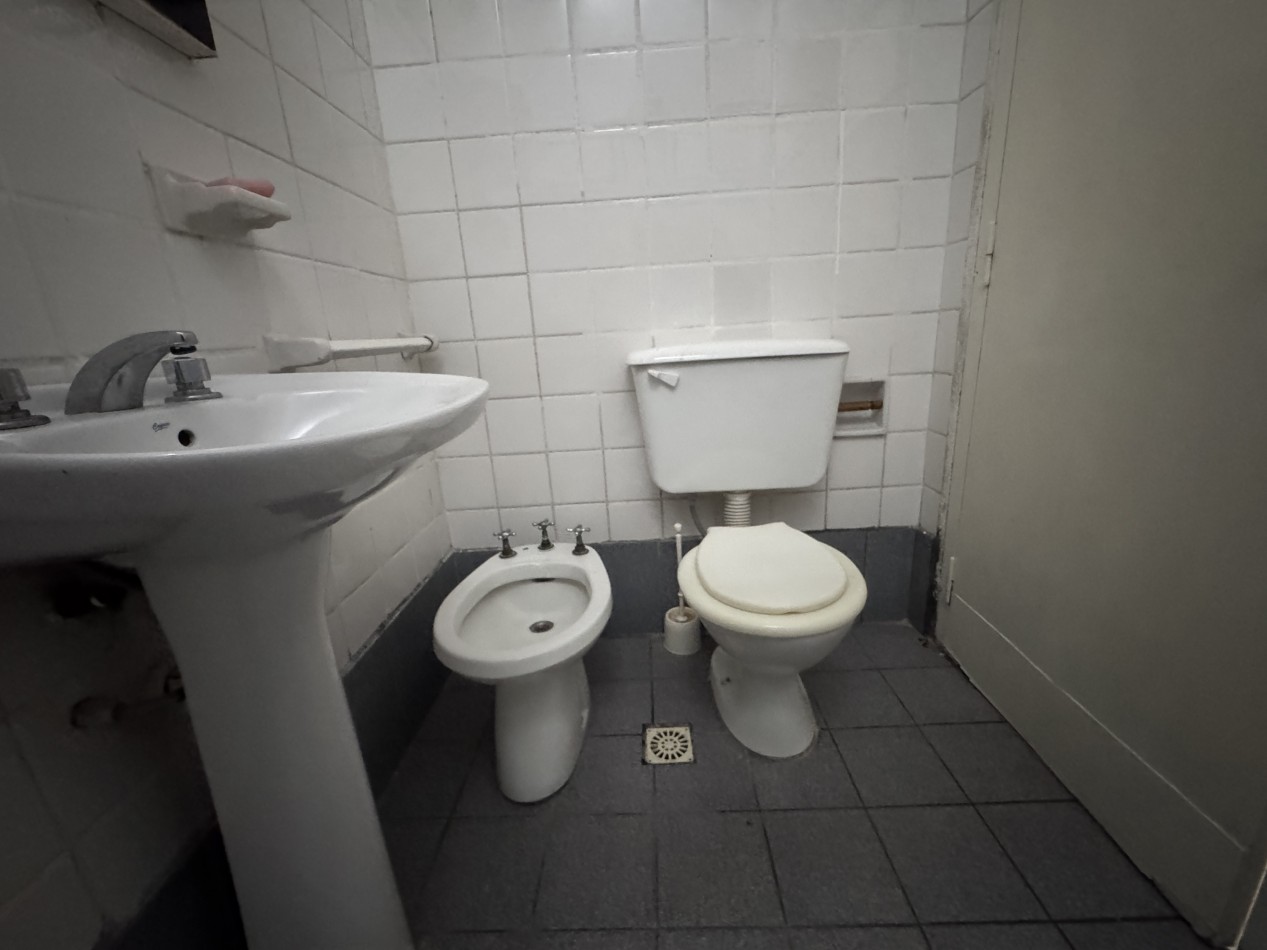 Casa centrica con dos viviendas y cochera - A MODERNIZAR