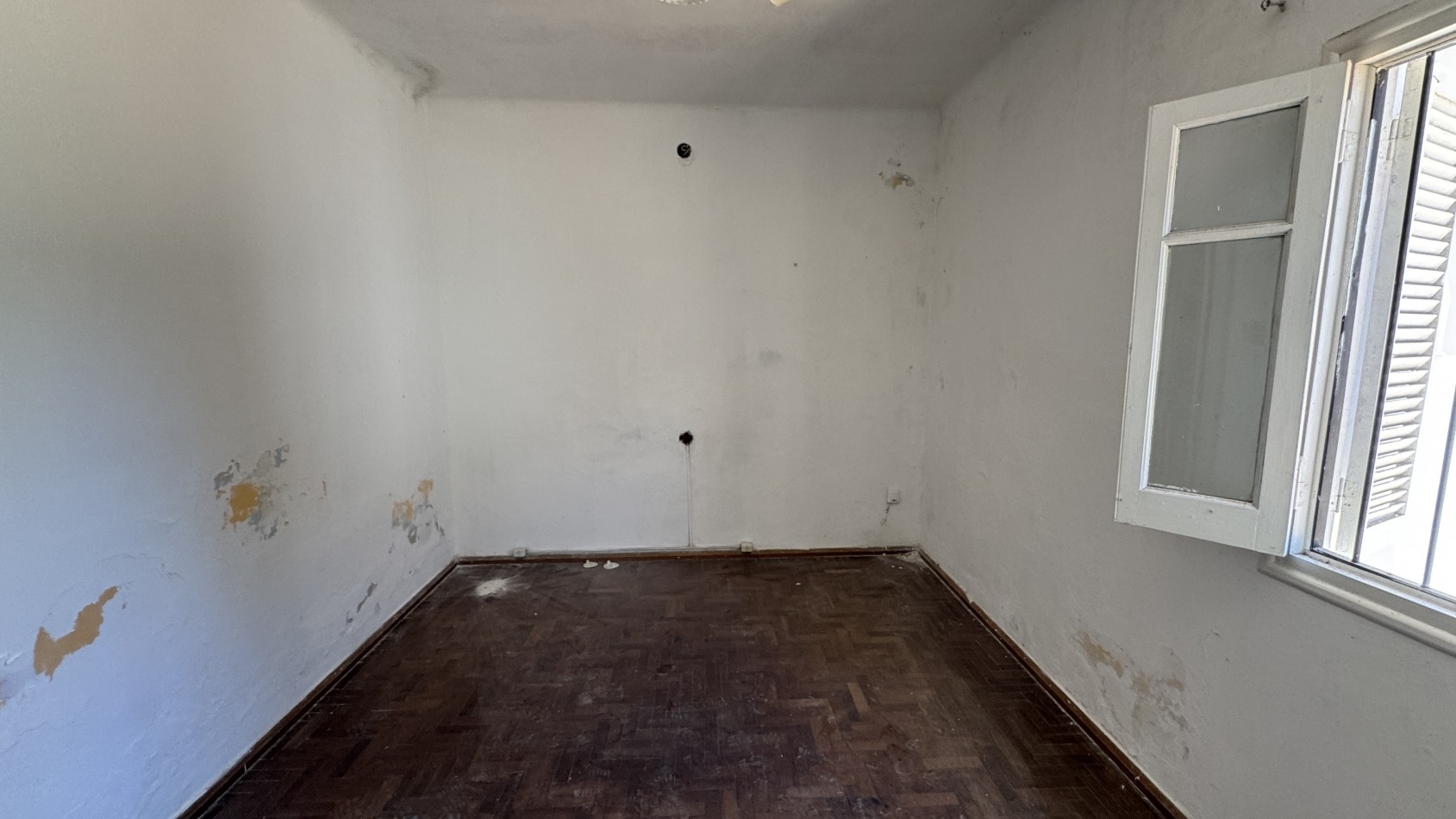 Casa centrica con dos viviendas y cochera - A MODERNIZAR