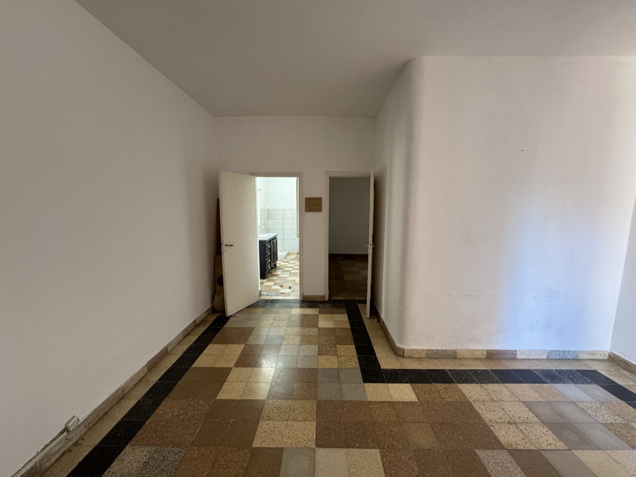 Casa centrica con dos viviendas y cochera - A MODERNIZAR