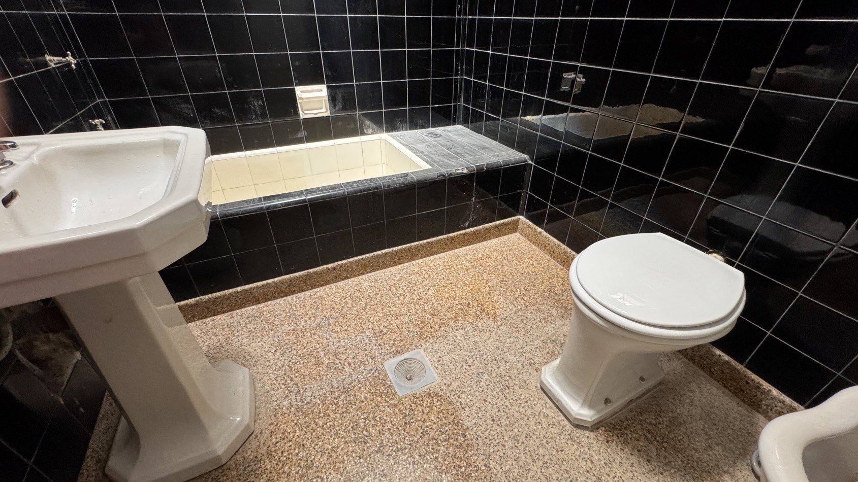 Casa centrica con dos viviendas y cochera - A MODERNIZAR