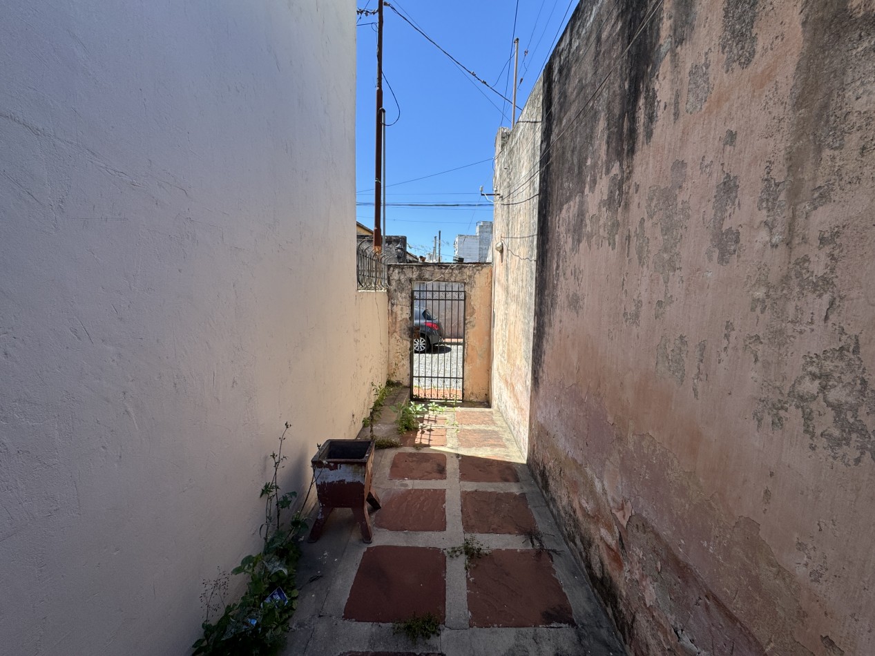 Casa centrica con dos viviendas y cochera - A MODERNIZAR