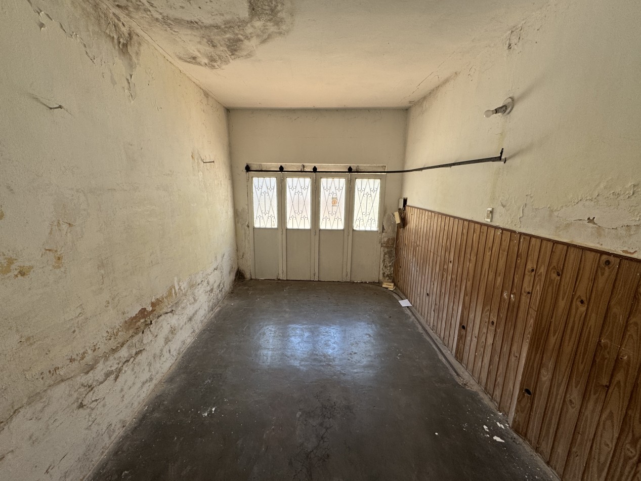 Casa centrica con dos viviendas y cochera - A MODERNIZAR