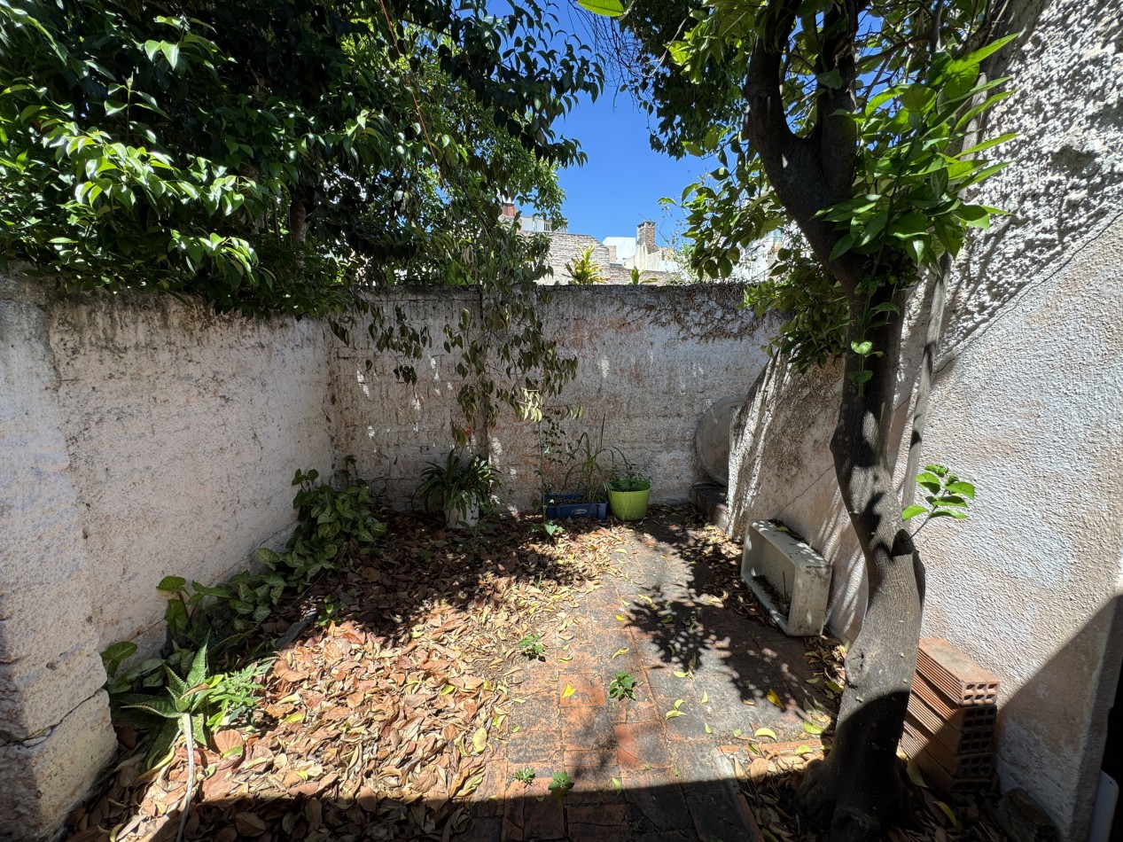 Casa centrica con dos viviendas y cochera - A MODERNIZAR