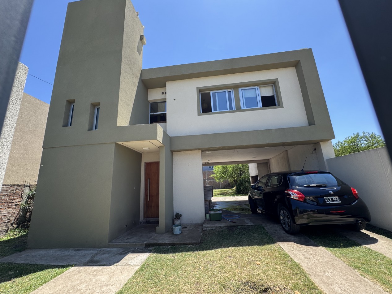 Casa de 2 dormitorios apta credito con gran patio y cochera - Barrio Lomas del Golf en Parana