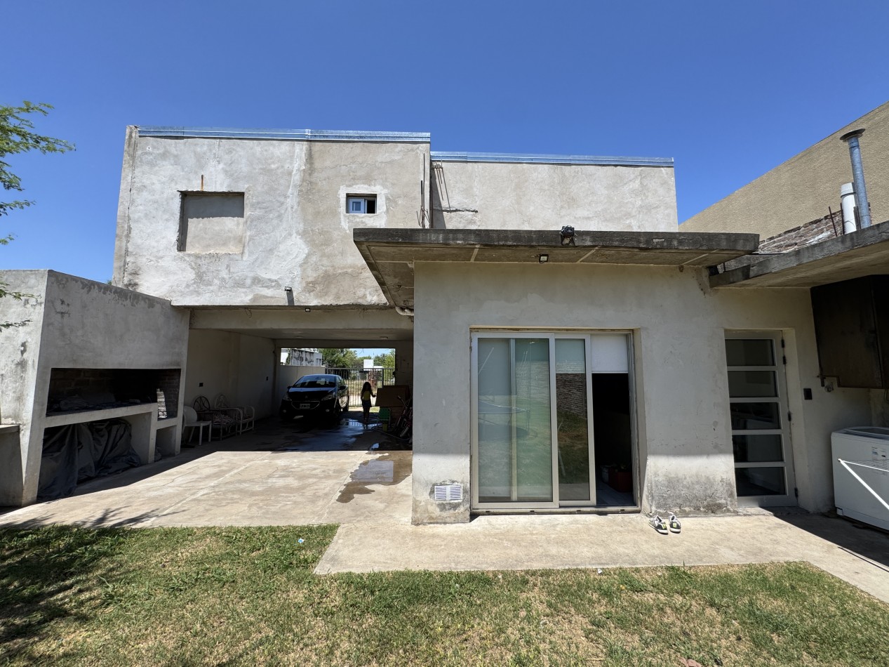 Casa de 2 dormitorios apta credito con gran patio y cochera - Barrio Lomas del Golf en Parana