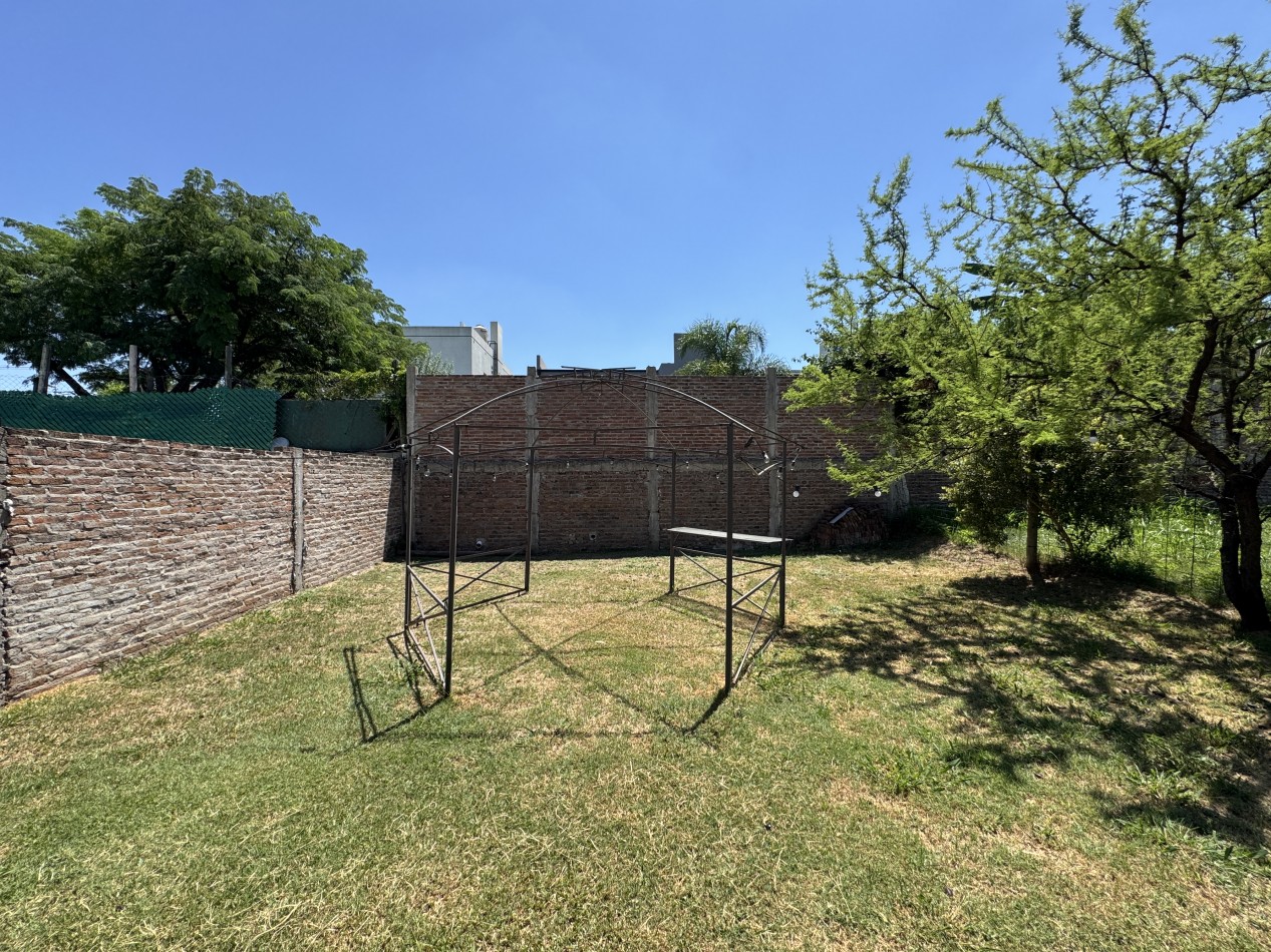 Casa de 2 dormitorios apta credito con gran patio y cochera - Barrio Lomas del Golf en Parana