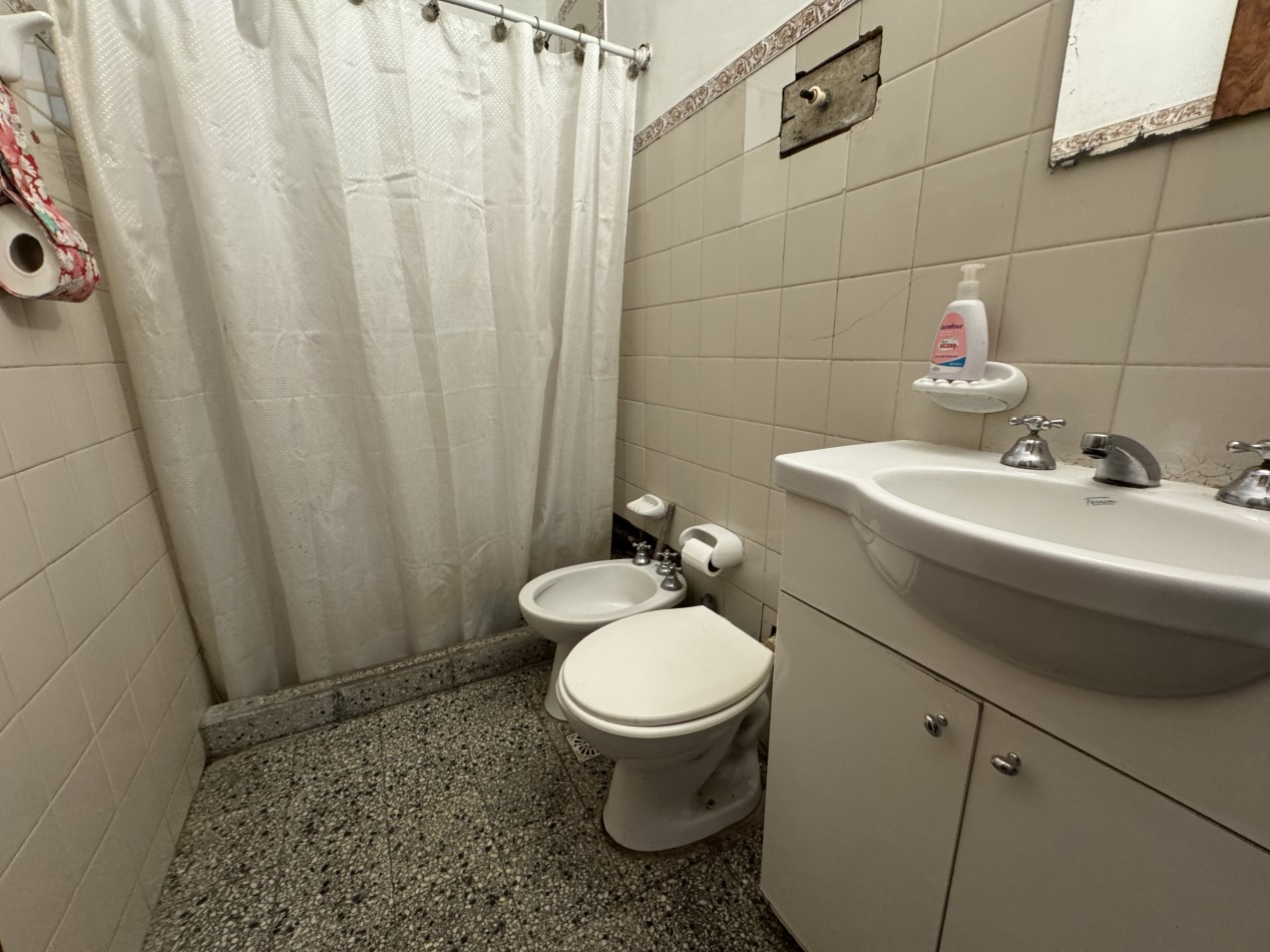 Casa de 2 dormitorios con patio y cochera - Zona Gdor. Crespo y Alte. Brown en Parana