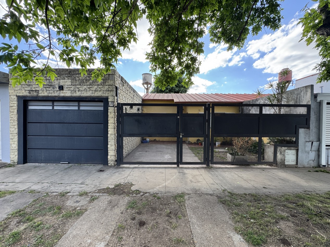 Casa de 2 dormitorios con patio y cochera - Zona Gdor. Crespo y Alte. Brown en Parana