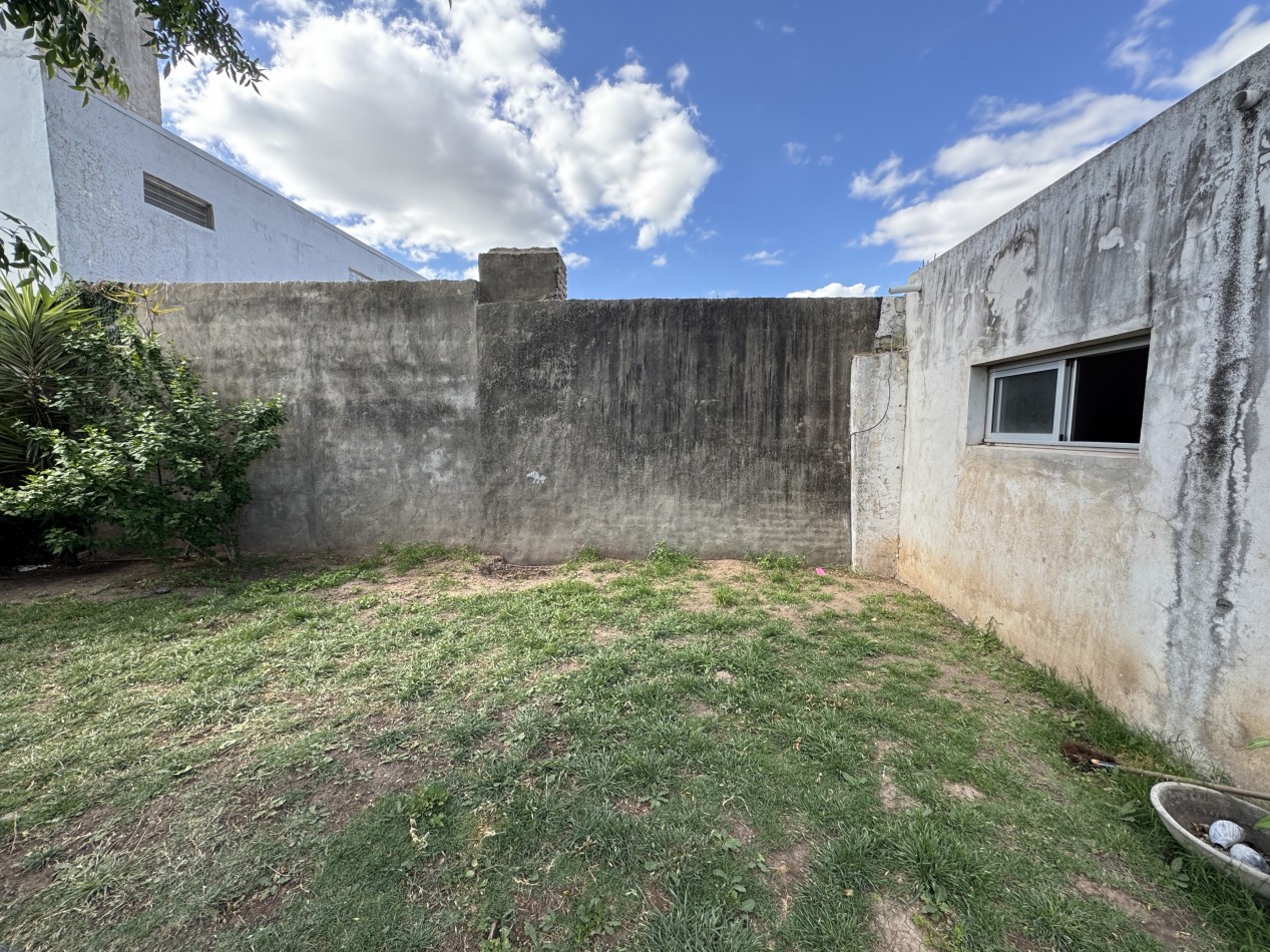 Casa de 2 dormitorios con patio y cochera - Zona Gdor. Crespo y Alte. Brown en Parana