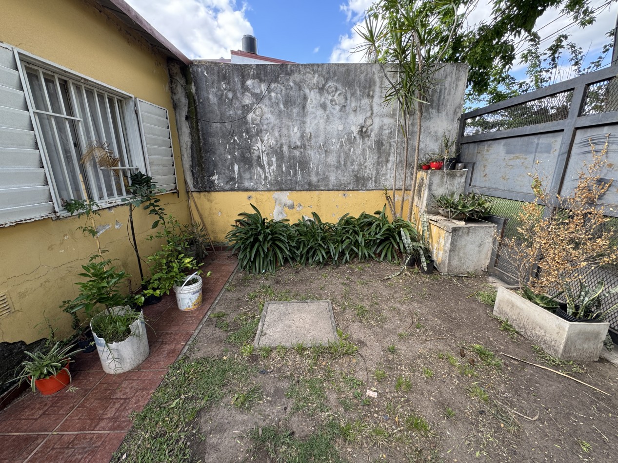 Casa de 2 dormitorios con patio y cochera - Zona Gdor. Crespo y Alte. Brown en Parana
