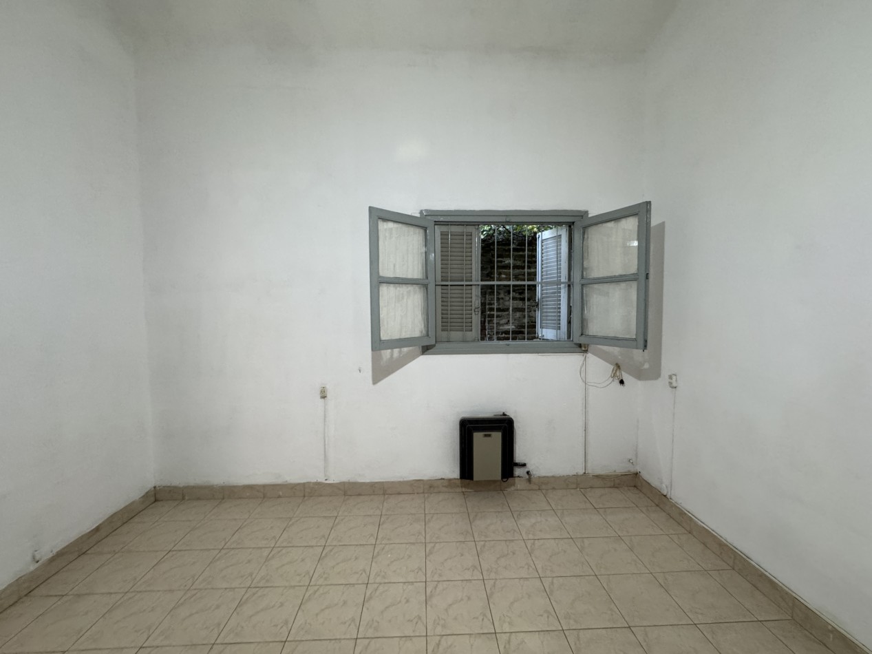 Casa de 2 dormitorios apta credito con patio y cochera - Zona 3 de Febrero y Vucetich en Parana