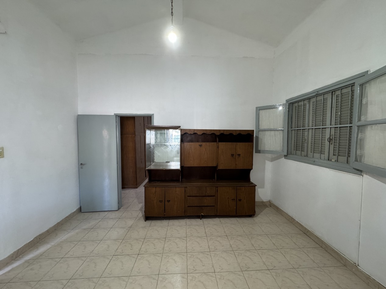 Casa de 2 dormitorios apta credito con patio y cochera - Zona 3 de Febrero y Vucetich en Parana