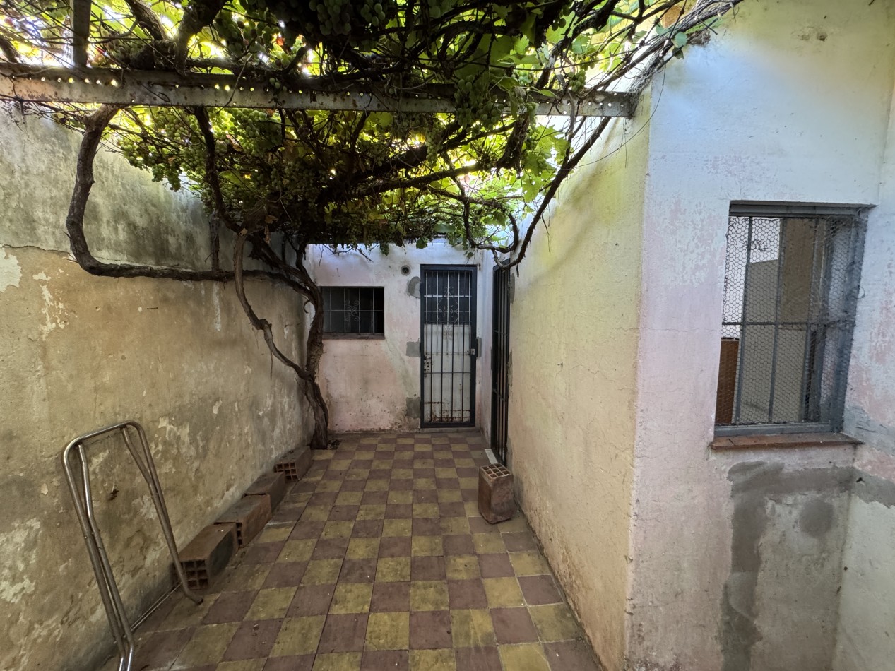 Casa de 2 dormitorios apta credito con patio y cochera - Zona 3 de Febrero y Vucetich en Parana