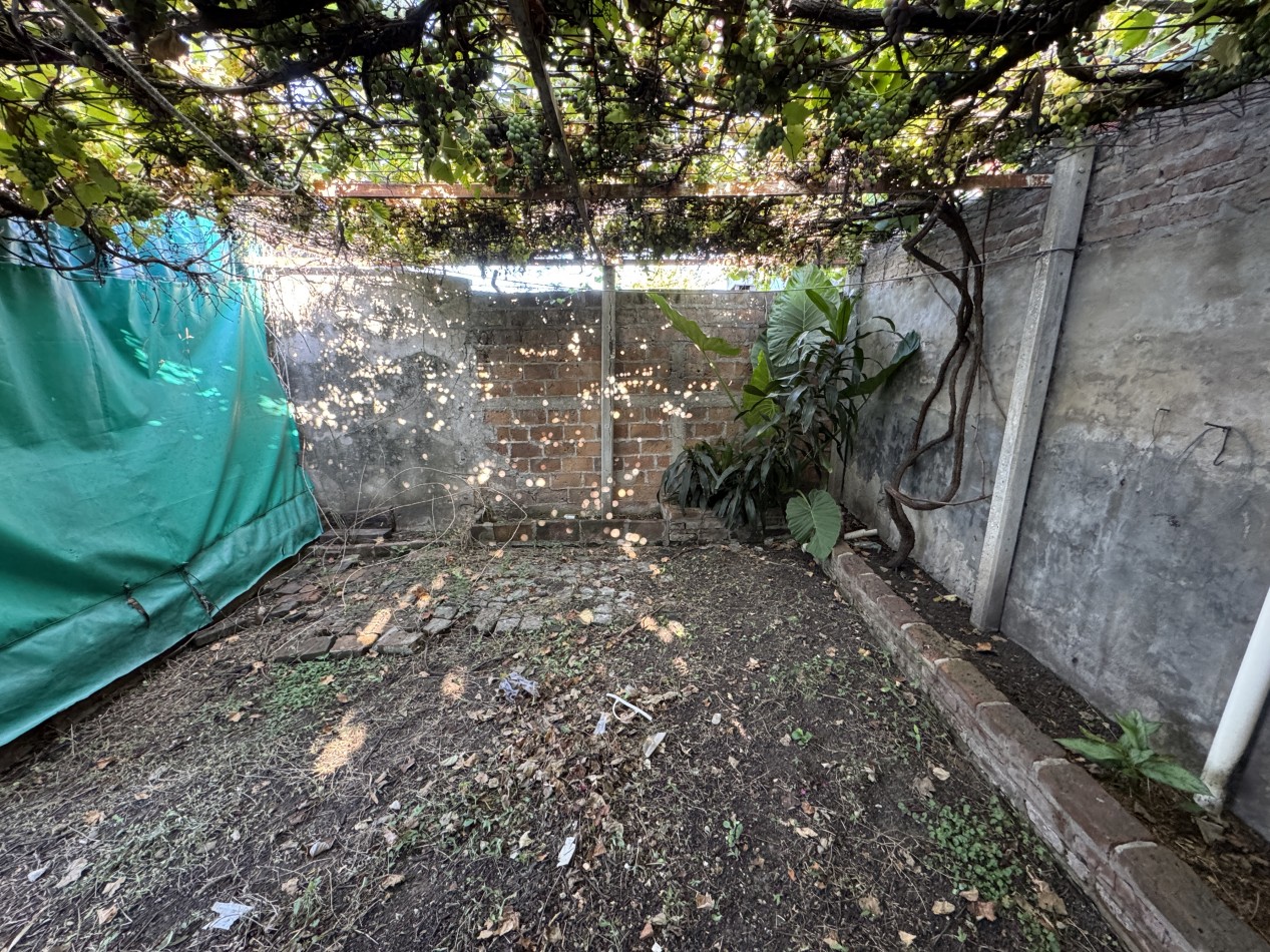 Casa de 2 dormitorios apta credito con patio y cochera - Zona 3 de Febrero y Vucetich en Parana