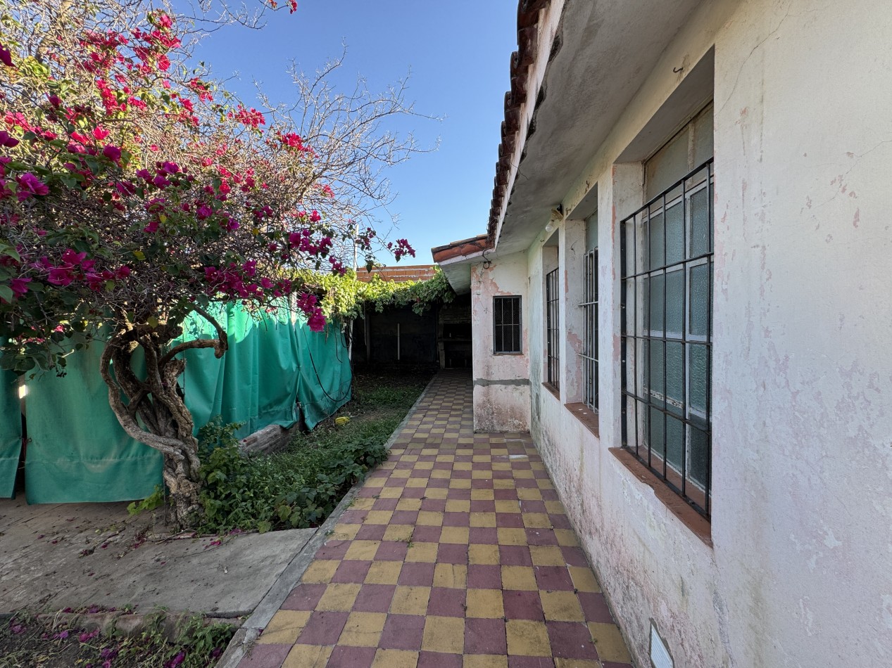 Casa de 2 dormitorios apta credito con patio y cochera - Zona 3 de Febrero y Vucetich en Parana