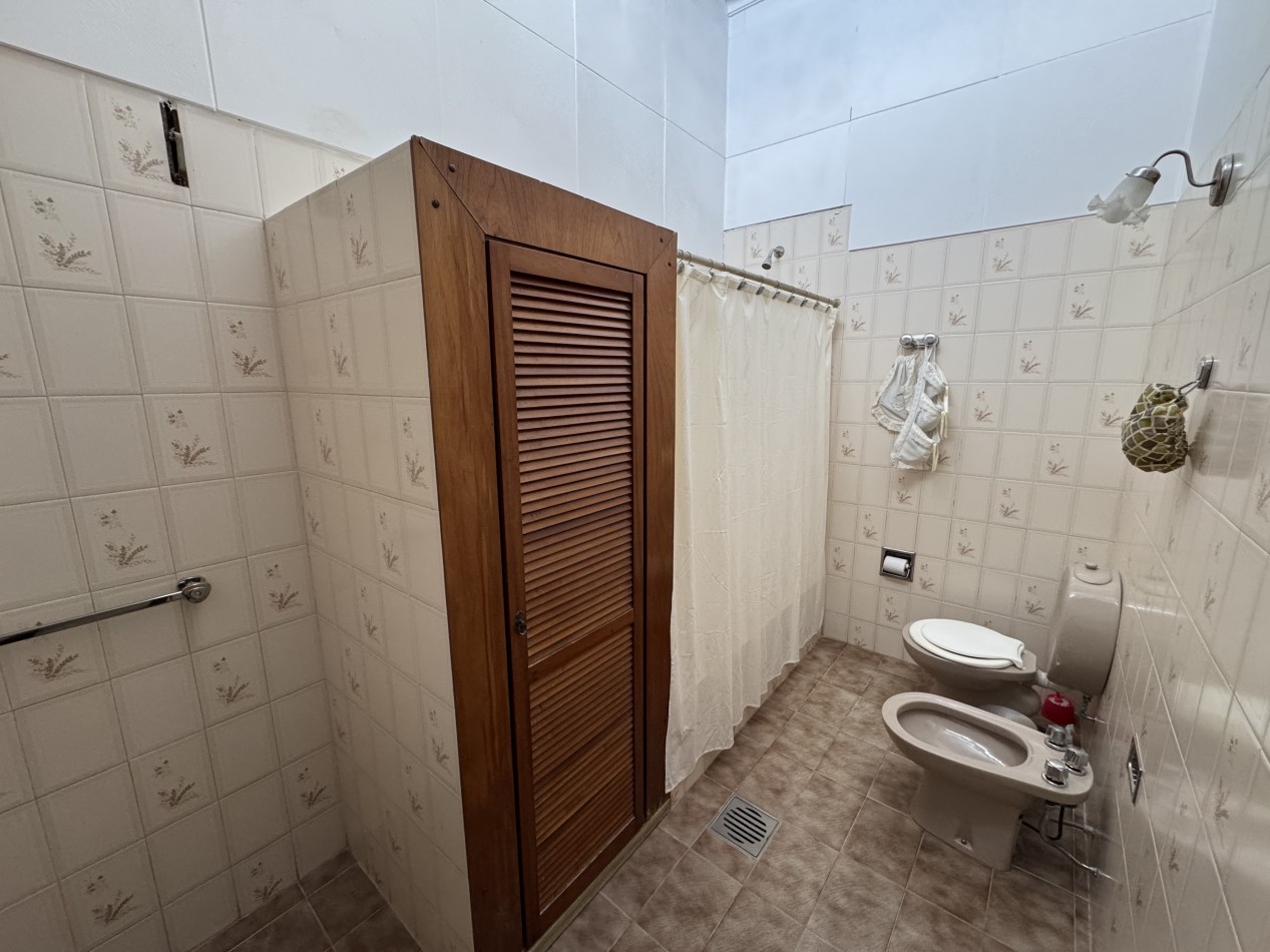 Casa centrica de 4 dormitorios con pileta y quincho - Gran terreno en Parana