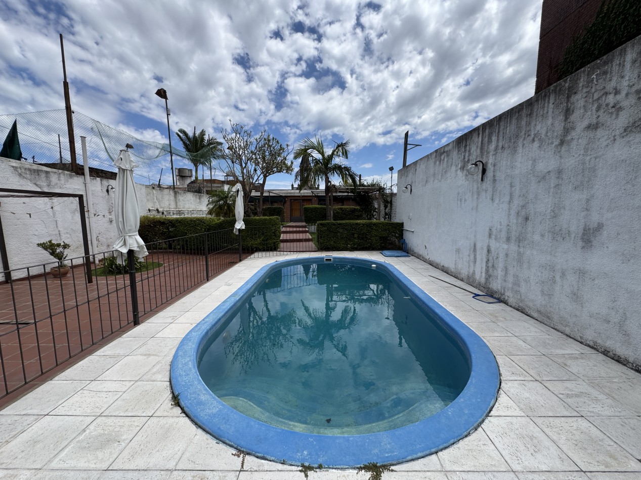 Casa centrica de 4 dormitorios con pileta y quincho - Gran terreno en Parana