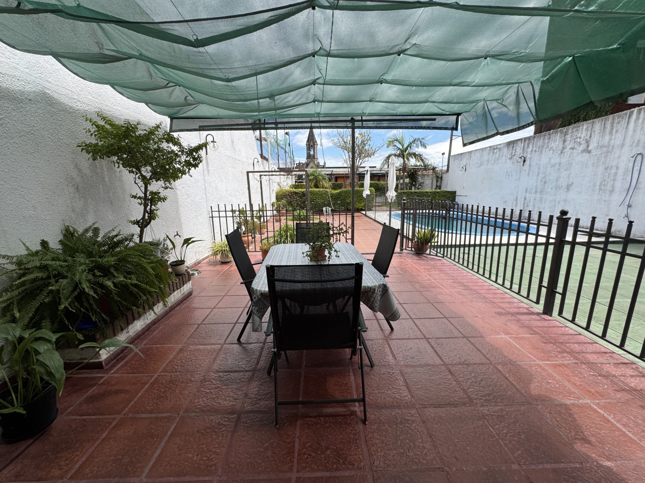 Casa centrica de 4 dormitorios con pileta y quincho - Gran terreno en Parana