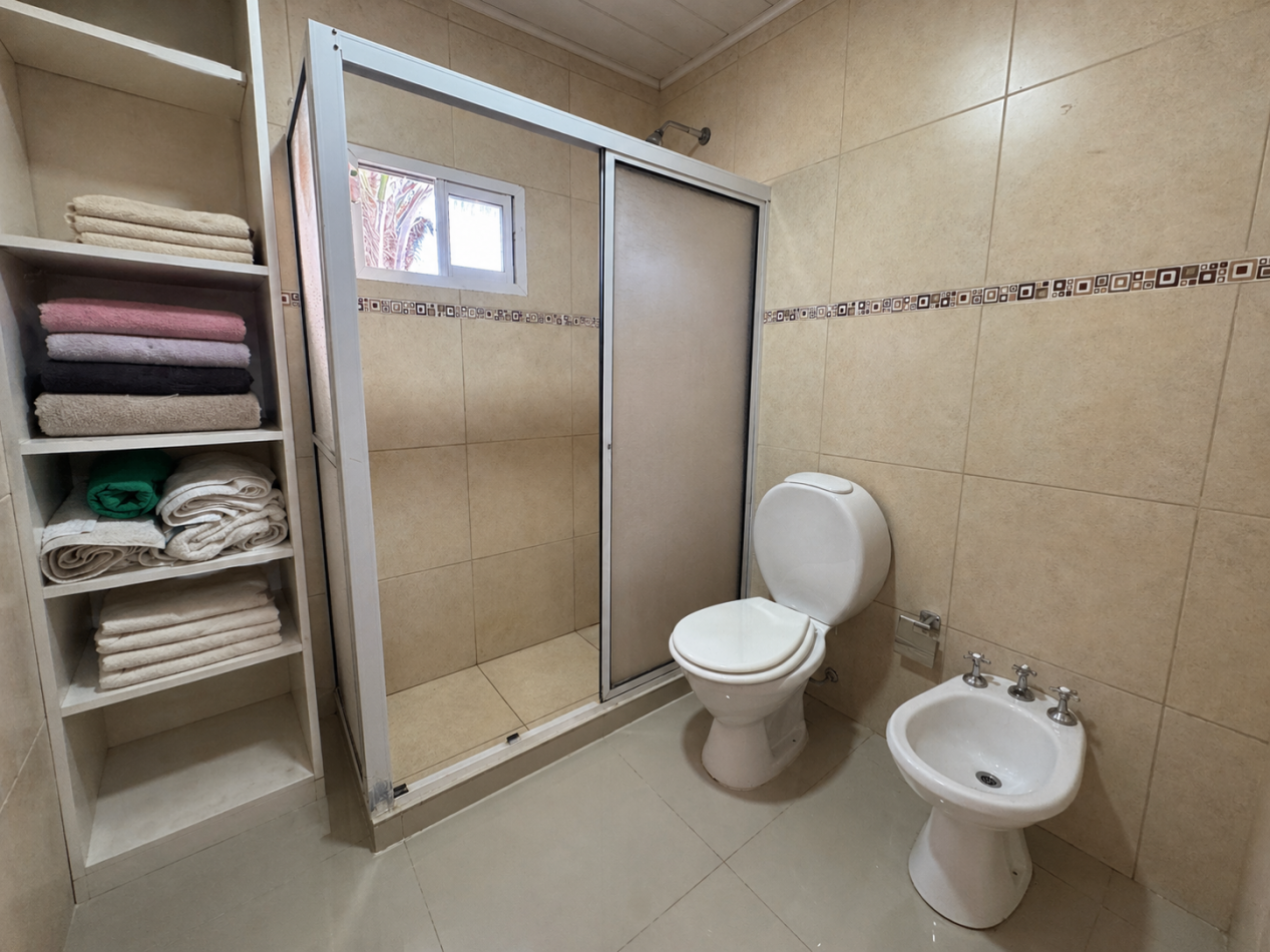 Casa de 3 dormitorios con quincho y vestidor - en Oro Verde