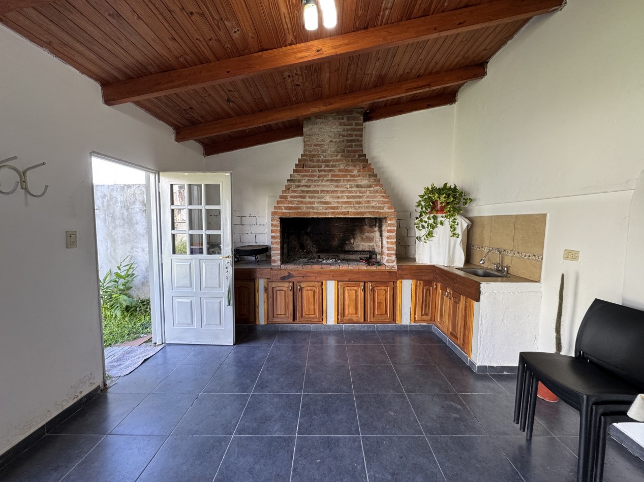 Casa de 3 dormitorios con quincho y vestidor - en Oro Verde