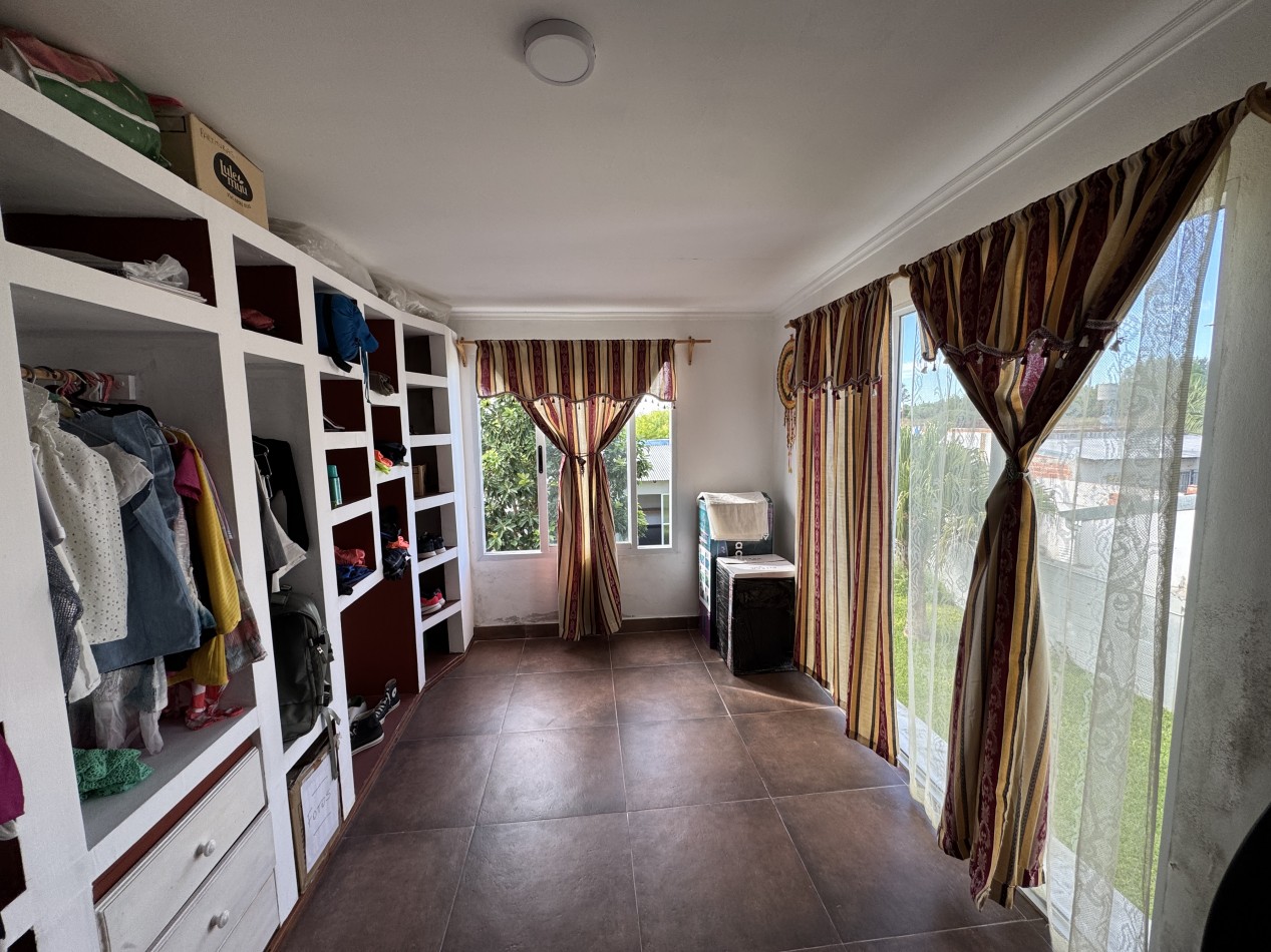 Casa de 3 dormitorios con quincho y vestidor - en Oro Verde