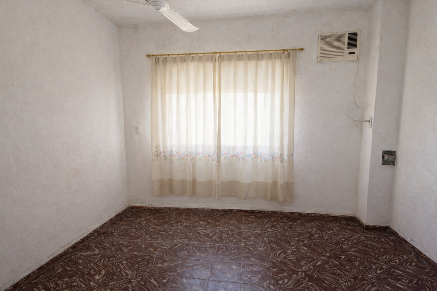 Casa de 2 dormitorios con patio, quincho y cochera - A media cuadra de Av. Almafuerte en Parana