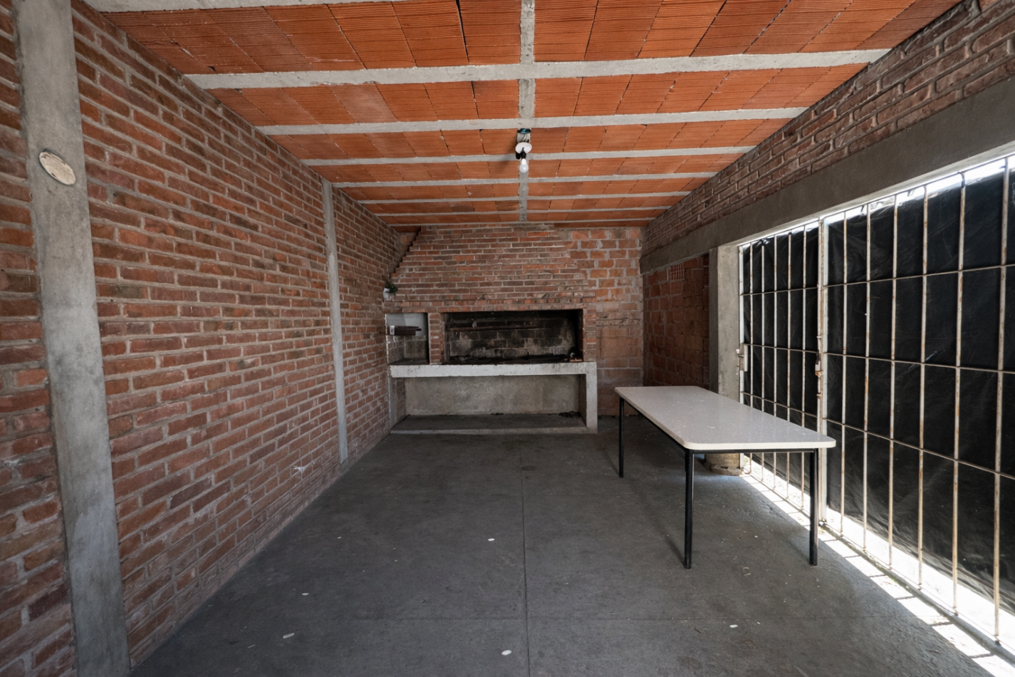 Casa de 2 dormitorios con patio, quincho y cochera - A media cuadra de Av. Almafuerte en Parana