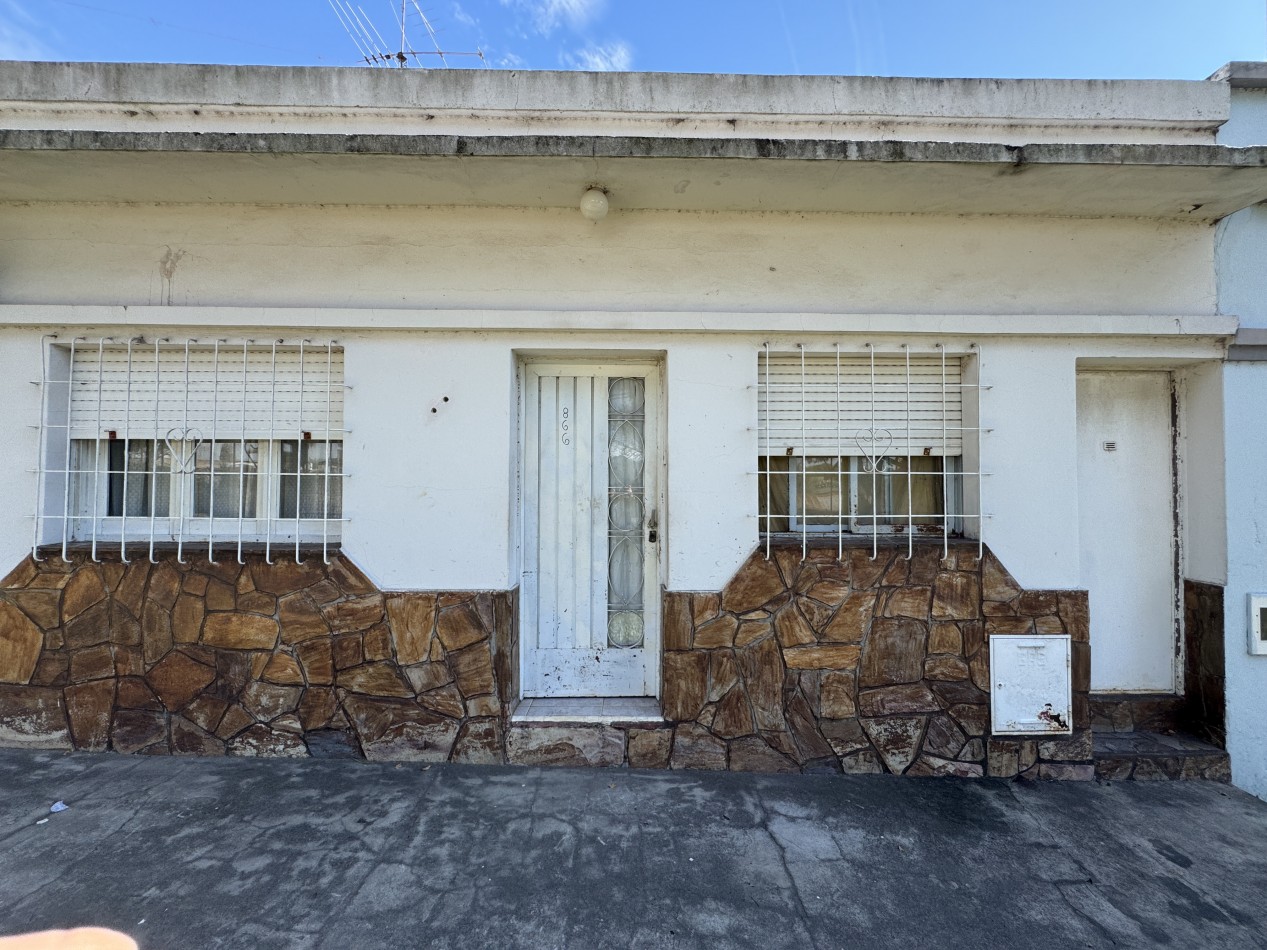 Casa de 2 dormitorios con patio, quincho y cochera - A media cuadra de Av. Almafuerte en Parana