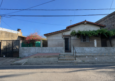 Casa de 2 dormitorios apta credito con patio y cochera - Zona 3 de Febrero y Vucetich en Parana
