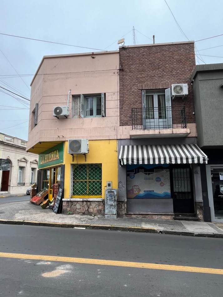 OPORTUNIDAD CASA CENTRICA CON LOCAL COMERCIAL