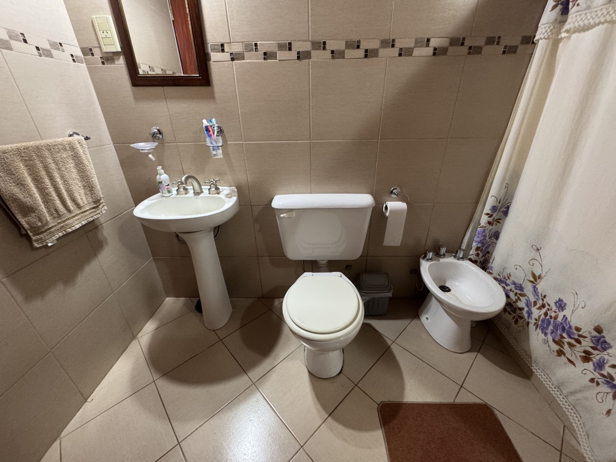 SE VENDE CASA CON AMPLIO TERRENO