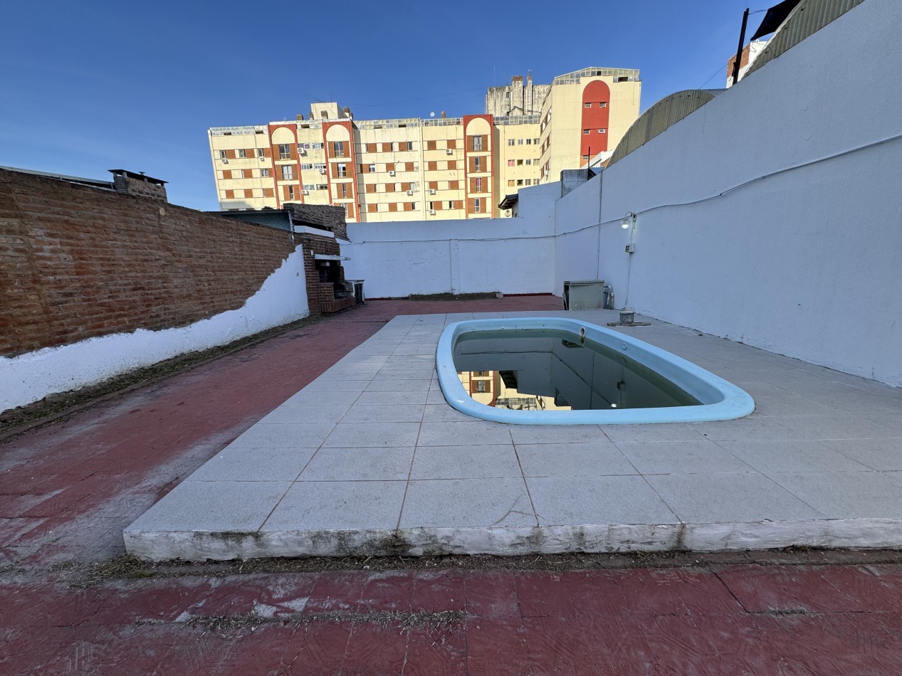 VENTA - CASA CENTRICA SOBRE CALLE PERON