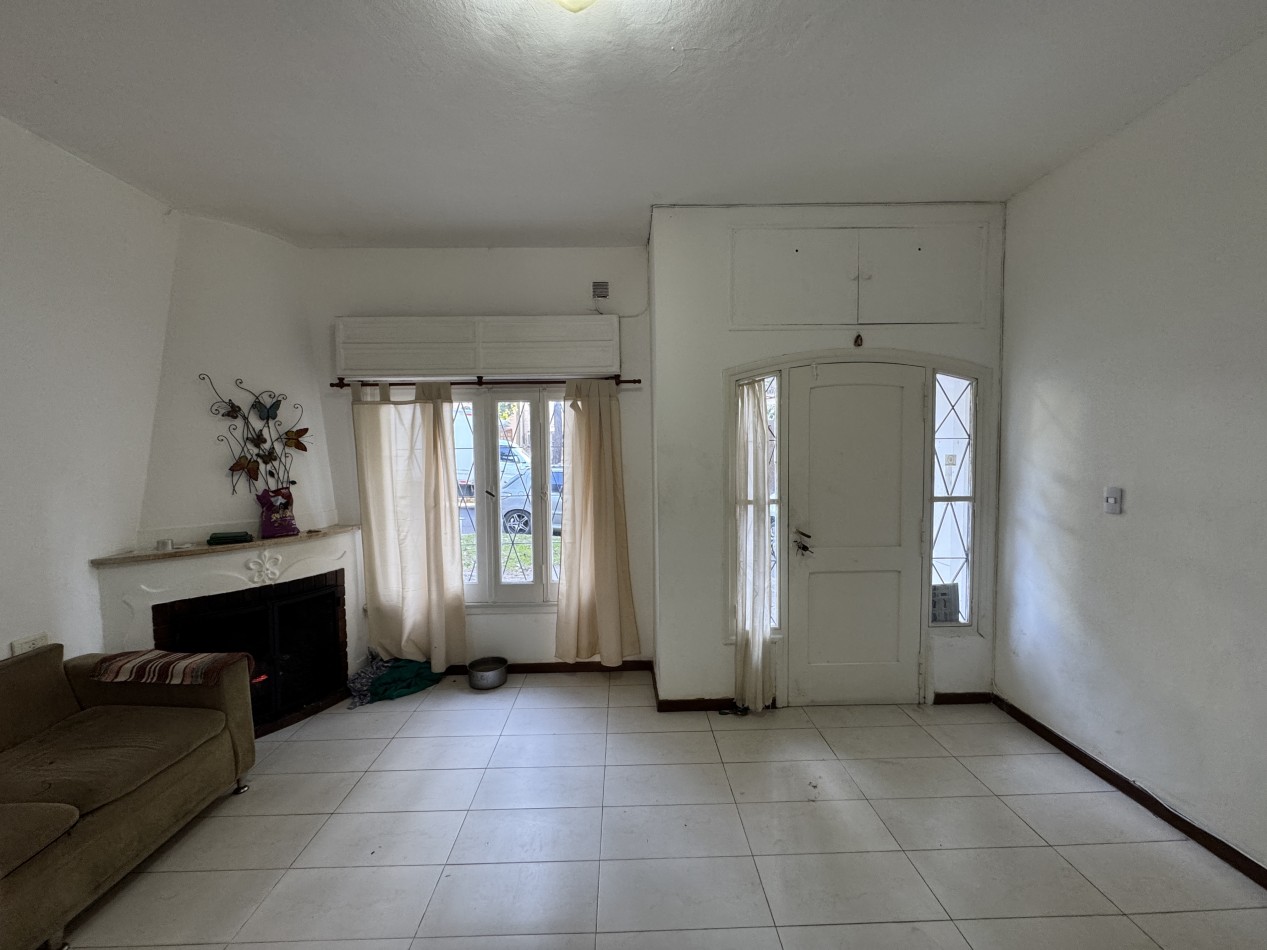 VENTA - CASA CENTRICA SOBRE CALLE PERON